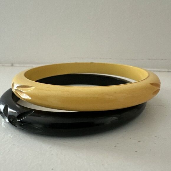 Vintage Retro Bakelite Carved Bangle Bracelet Set Of  2 Black And Yellow Tested - Picture 3 of 3